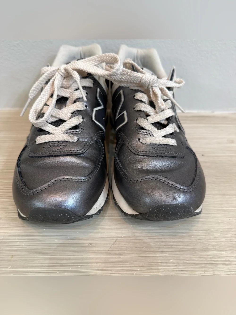 New Balance women’s Metallic Gray and Cream Low-Top Sneakers size 7